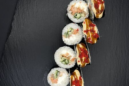 Ролл с лососем гриль и сырным муссом