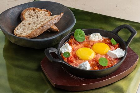 Шакшука с моцареллой и рассольным сыром 