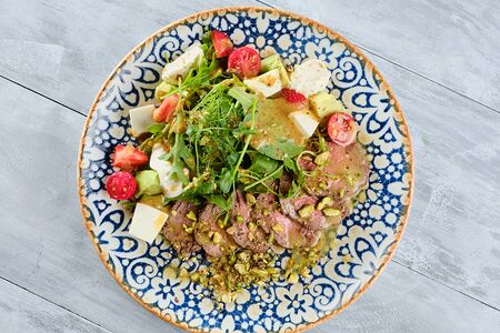 Фирменный салат с ростбифом из телятины