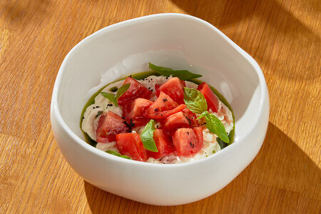 Страчателла с томатами и базиликом