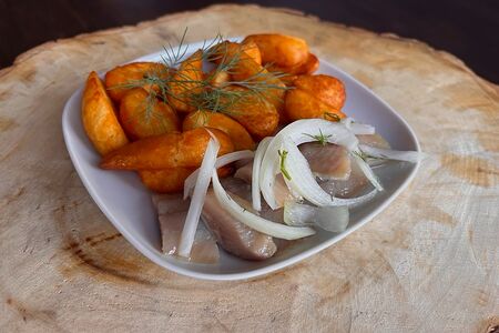 Сельдь слабосоленая с картофельными дольками и луком