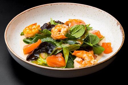 Тигровые креветки, подкопченный лосось, тунец, грибы муэр  