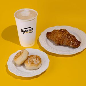 Капучино 400, сырники и круассан с абрикосом