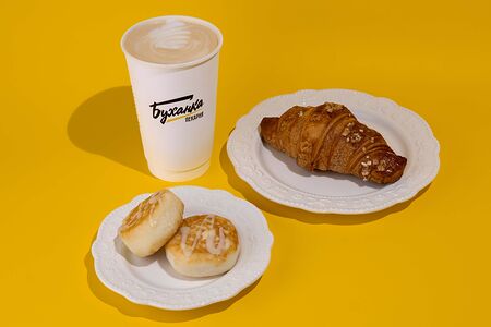 Капучино 400, сырники и круассан с абрикосом