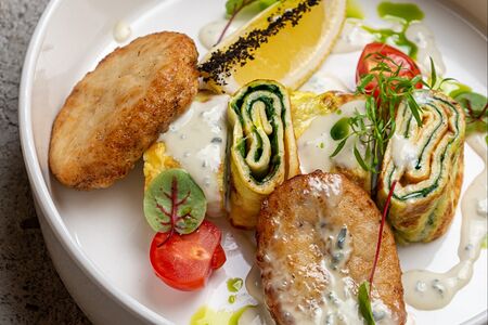 Щучьи котлеты с яичным штруделем и шпинатом