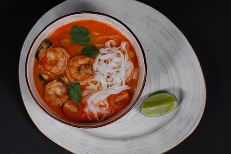 Азиатский суп с креветками и рисовой лапшой