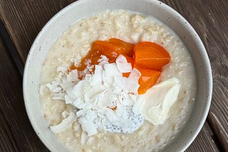 Овсяная каша с маскарпоне, сезонными фруктами и семенами чиа