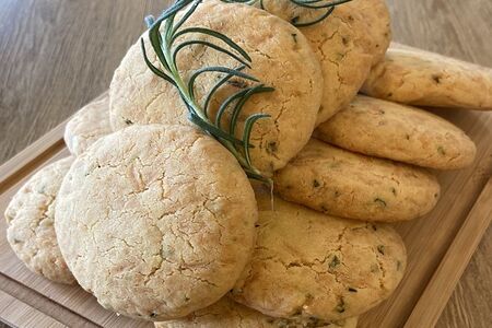 Печенье с пармезаном и розмарином
