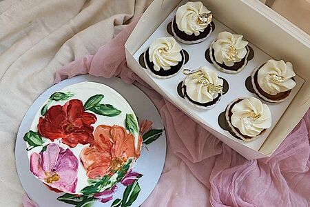 Набор: торт и 6 капкейков ассорти