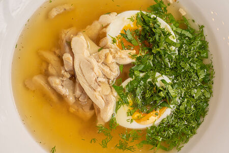 Куриный бульон с яйцом, куриным бедром и зеленью