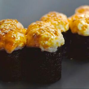 Запеченный ролл с лососем