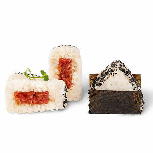 Онигири с тунцом