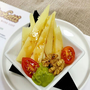 Чикетти с сыром Пекорино Тоскана и авокадо