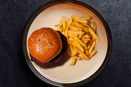 Бургер говяжий с картофелем фри