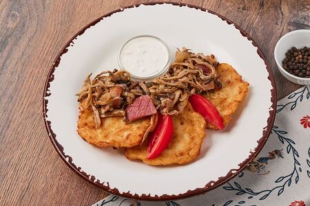 Картофельные деруны с беконом и вешенками