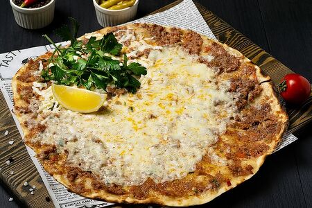 Лахмаджун с мясом и сыром