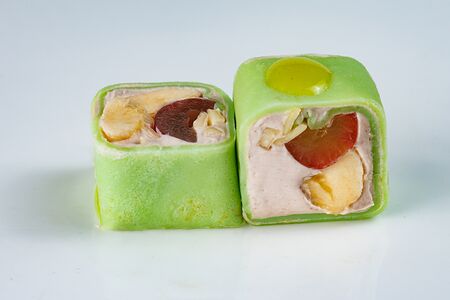 Шоколадный ролл с манго и матчей