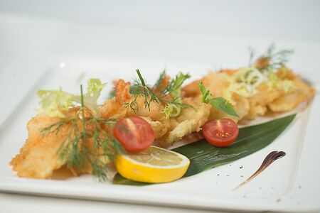 Креветки темпура со сладким соусом чили