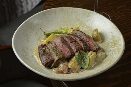 Бефстроганов из мраморной говядины с белыми грибами