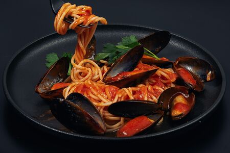 Паста с мидиями в томатном соусе