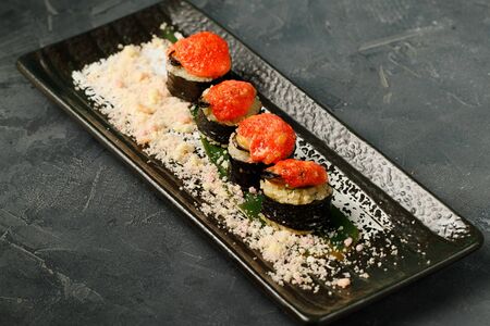 Запеченный ролл с мидиями hot (половина)