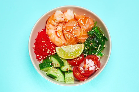 Поке с лососем и креветкой