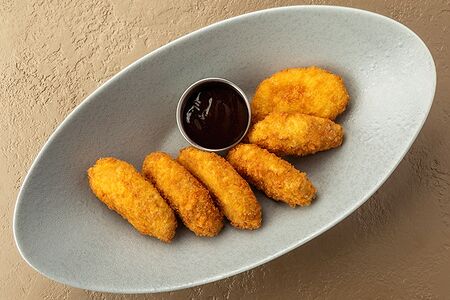 Ломтики жареного сыра с соусом BBQ