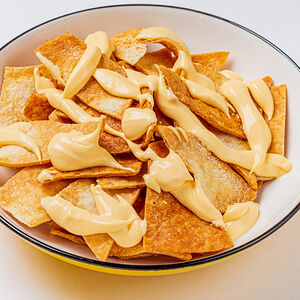 Начос с сырным соусом