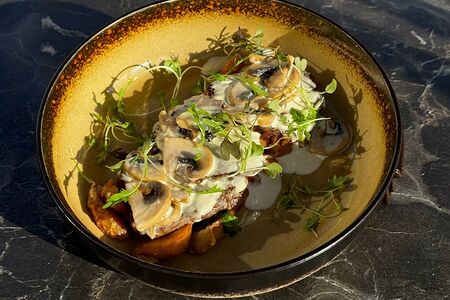 Медальоны из телятины в сливочно-грибном соусе