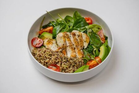 Салат с киноа, авокадо и куриной грудкой