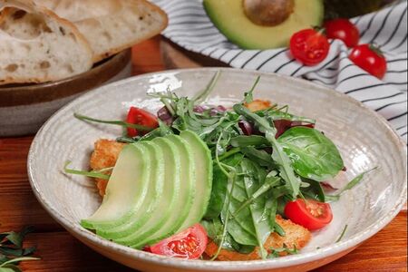 Салат с хрустящим цыплёнком и авокадо