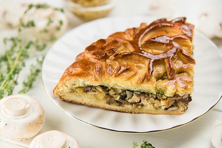 С индейкой, грибами и беконом Половина пирога