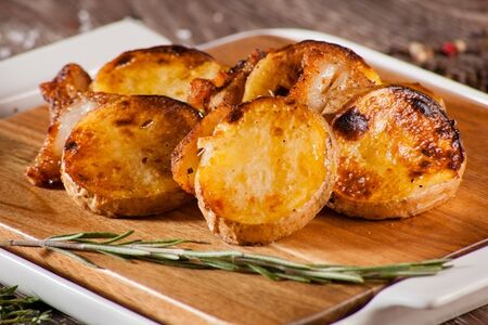 Картофель, запечённый на мангале 