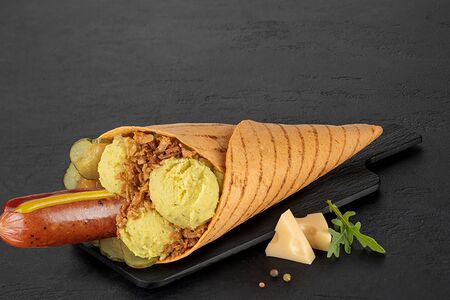 Рулле с колбаской Трипл-пеппер-чиз