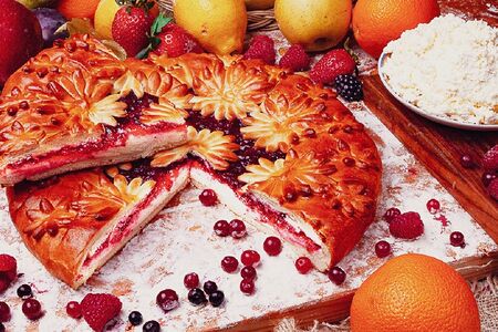 Пирог Брусника-творог 