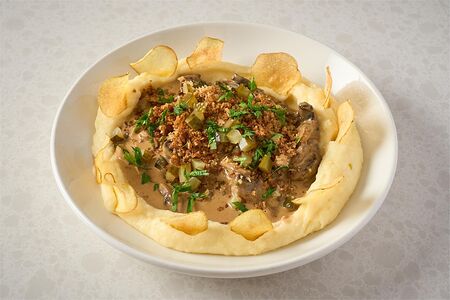 Бефстроганов из говяжьей вырезки, картофельное пюре, домашние чипсы