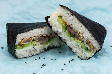 Онигири с угрем