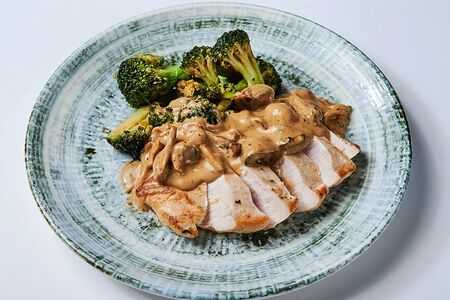 Стейк индейки с брокколи