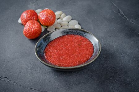 Клубнично-базиликовый соус