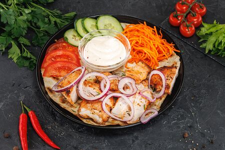 Шаурма на тарелке со свининой