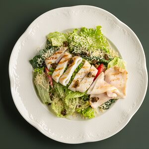 Салат с жареными кальмарами и хрустящими каперсами