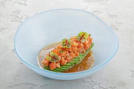 Тартар из мурманского лосося с авокадо и имбирно-кунжутной заправкой