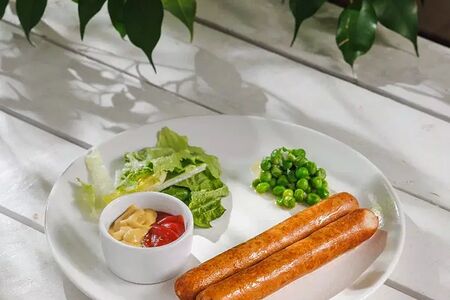 Сосиски с горошком