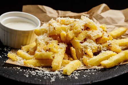 Картофель фри с трюфельной пастой и пармезаном