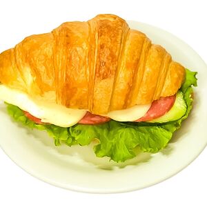 Круассан с колбасой с сыром