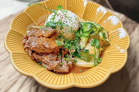 Wok с говядиной и цукини