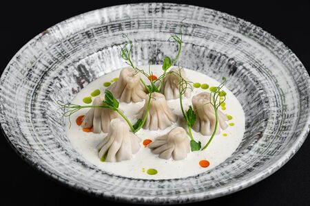 Мини-хинкали с говядиной в соусе блю чиз