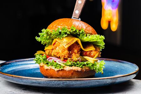 Бургер с хрустящими креветками