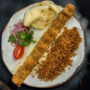 Урфа-кебаб из курицы с гарниром