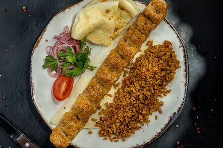 Урфа-кебаб из курицы с гарниром